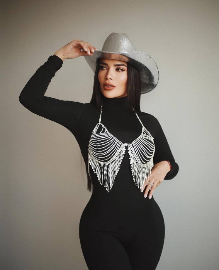 Los famosos habían desatado la polémica luego de tomarse fotos en los mismos lugares, luego se reveló que ambos estaban trabajando juntos y que la influencer formaba parte del elenco para el vídeo de “Bye” del intérprete de los corridos bélicos.