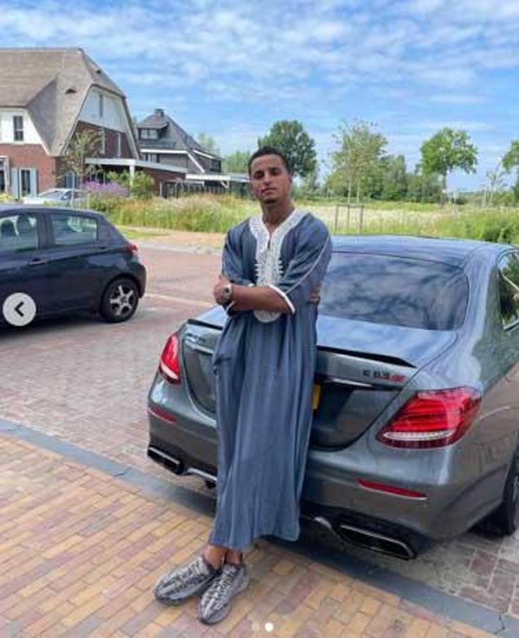 Mohamed Ihattaren confirmó su vínculo con la tiktoker Yasmine Driouech y al día siguiente su Porsche Panamera gris apareció incendiado en las calles de Utrecht