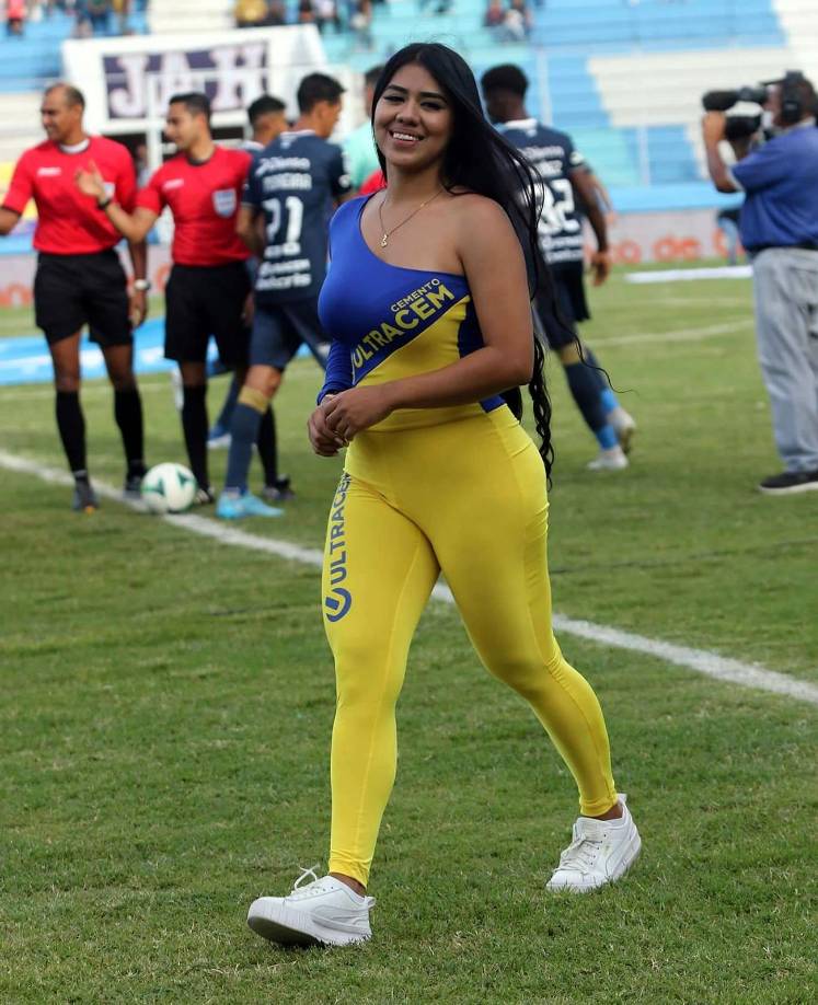 Otra guapa edecán que se paseó en la cancha del Nacional.