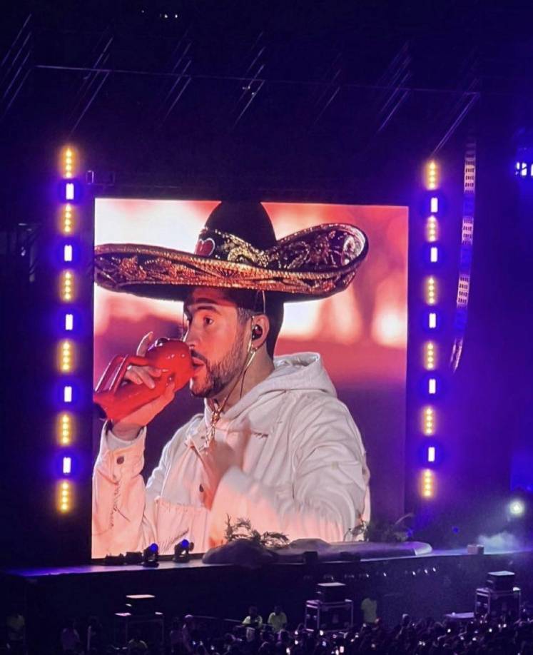 En el concierto del domingo 10 personas dijeron haber sido engañadas en la adquisición de boletos de entrada al show. El 9 y 10 de diciembre Bad Bunny se presentará en el estadio Azteca.