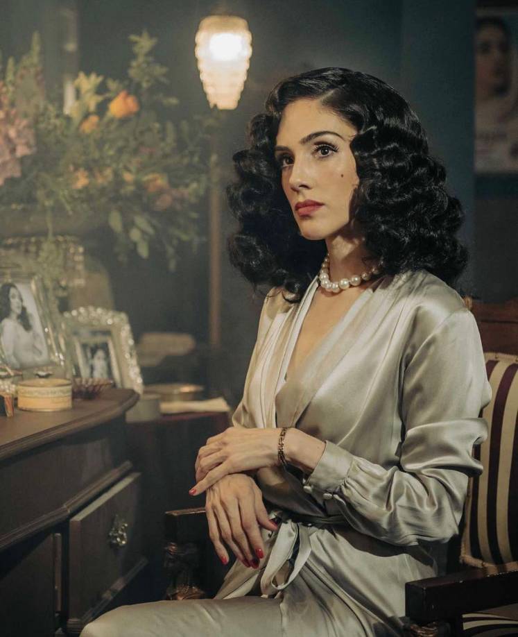 Sandra Echeverría habló sobre los meses de estudio, horas de caracterización, y los muchos ensayos por los que tuvo que pasar para lograr hacer el tono de voz de María Félex. Por otro lado, a ella le toca interpretar a María desde los 32 hasta los 80 años, lo cual implicó el aprender a hacer el tono de voz de “La Doña” en las diferentes etapas de su vida. 