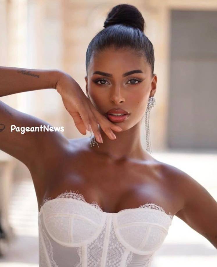 Según confesó en una entrevista para el sitio Libertad Digital, su vida y la de sus padres ha sido muy complicada: “Fue muy duro no vivir con mis padres desde los 12 hasta los 18. Estuve en varios centros de menores por circunstancias ajenas a mi, Eso me hizo madurar y crecer mucho antes, pero al final estoy orgullosa de o que he conseguido. Todo esto para mi es una oportunidad de poder enseñar y poder inspirar”.