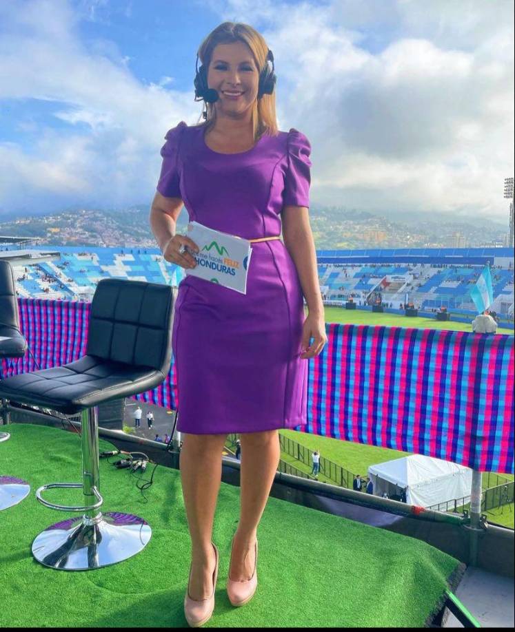 Cristina Rodríguez de TVC luce un vestido a la rodilla color morado.