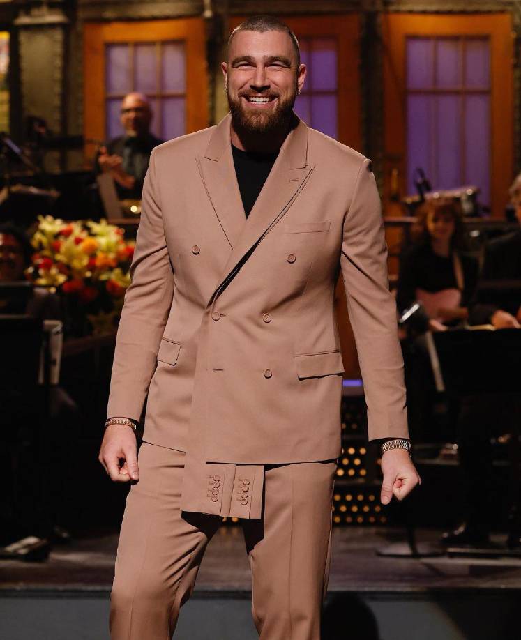 Travis juega para los Kansas City Chiefs y su hermano Jason es el favorito de la afición de los Philadelphia Eagles. Sin embargo, el éxito de ambos <b>ha creado algunos problemas para sus padres</b>, como a qué equipo apoyar cuando se enfrentan entre sí y cómo llegar a dos partidos de playoffs en un día.