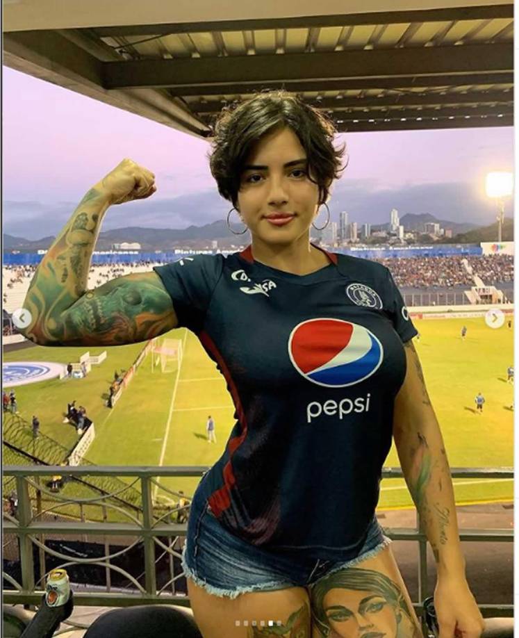 La joven sobresale también por su gran espectacular físico, el cual ha conseguido con mucho trabajo en el gimnasio.