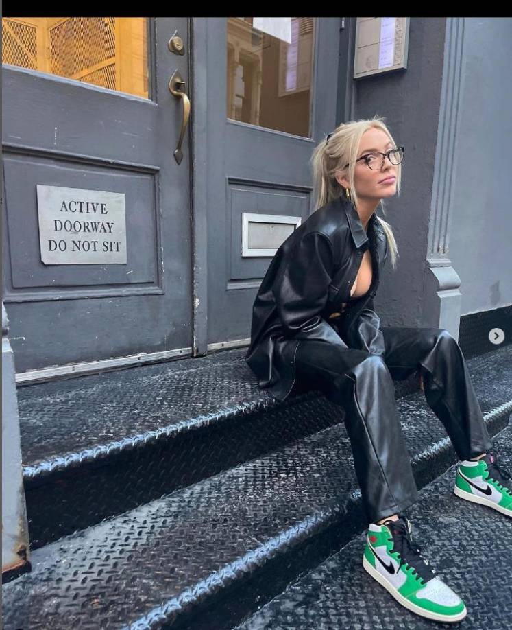 3. Alexandra Cooper gana 20 millones de dólares y tiene 3.6 millones de seguidores. Su promedio compromiso es de 15,98% y su puntuación de emprendimiento es de 3. Hablar de sexo, tanto el suyo como el de amigos y celebridades, ha convertido a la exjugadora universitaria de fútbol Alexandra Cooper en multimillonaria. 