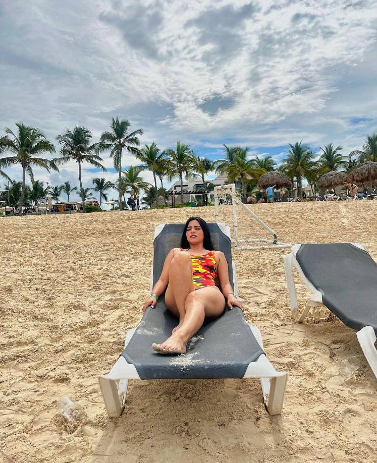 En su cuenta Instagram, la catracha posteó imágenes posando en un diminuto traje de baño multicolor, que puso a suspirar a sus miles de seguidores. 