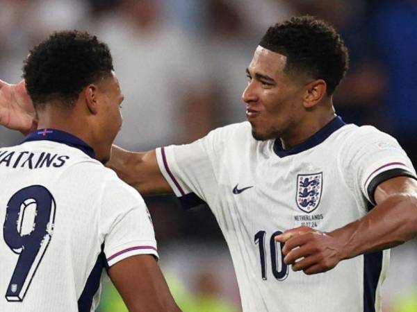 Ollie Watkins, héroe de Inglaterra, celebrando con su compañero Bellinghm.