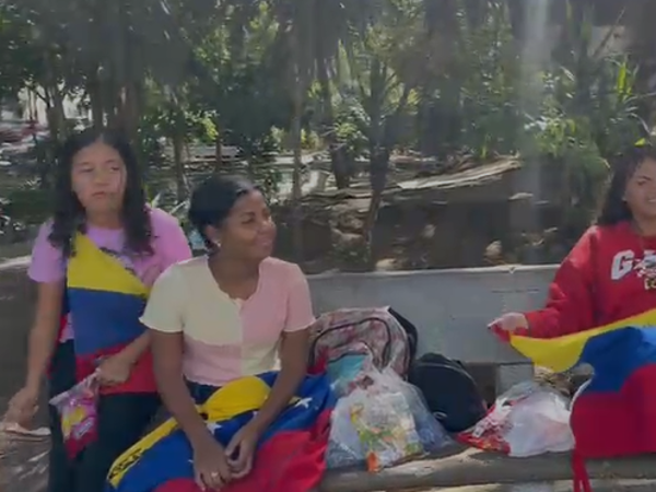 Familia de venezolanos celebra en Tegucigalpa la captura de Nicolás Maduro