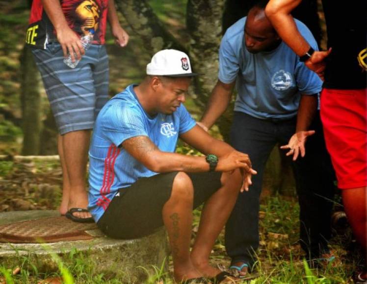 Un hombre afligido en el centro de entrenamiento Flamengo luego de que se incendió en el vecindario de Vargem Grande, al oeste de Río de Janeiro. Foto AFP