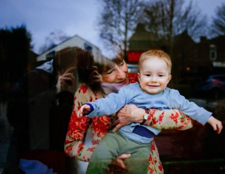 Los niños adoran a sus abuelas, sencillamente porque se entienden bastante bien, ambos pueden pasar momentos inolvidables, y es que además de pasar tiempo de calidad, se vuelven cómplices de todas aquellas travesuras de las mamá o papá normalmente los castigarían. / Foto Pixabay