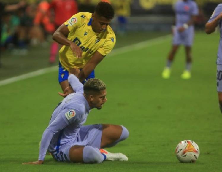 Ronald Araújo terminó en el suelo en la disputa del balón con 'Choco' Lozano.