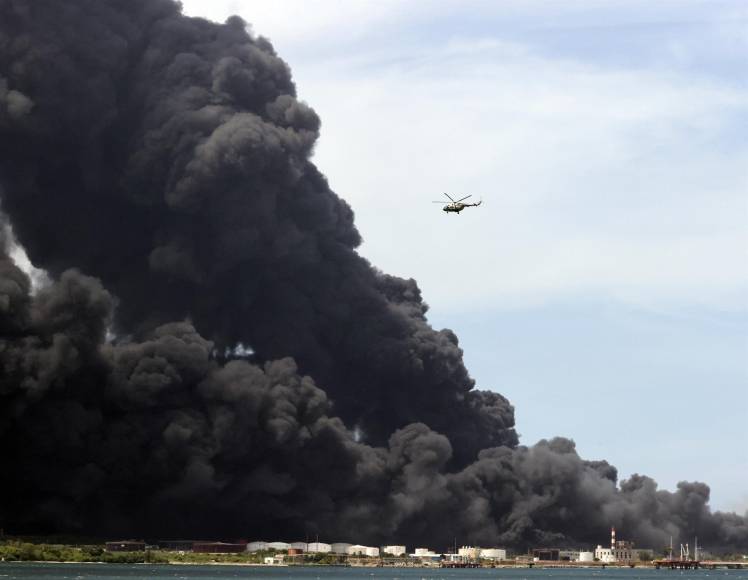 Colapsa un tercer tanque de combustible en una zona industrial en Cuba (Fotos)
