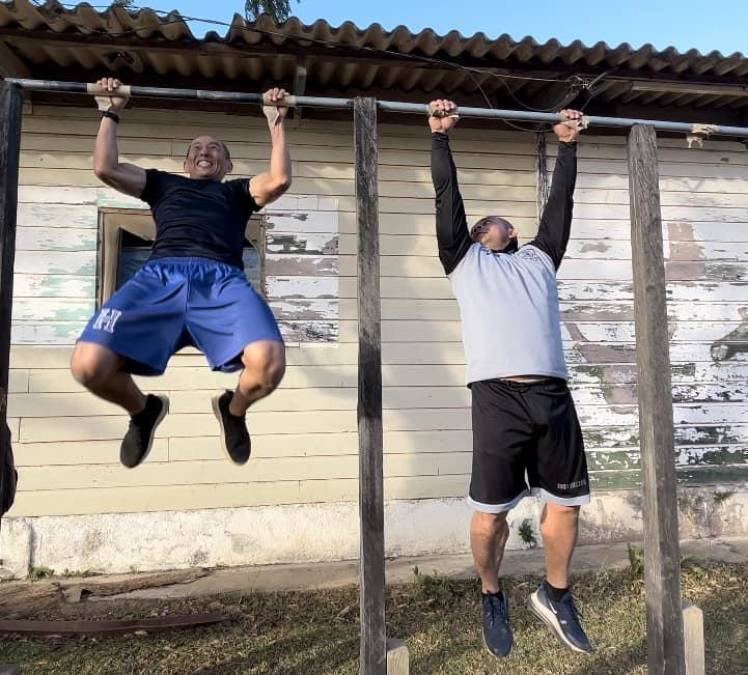  El filántropo japonés Shin Fujiyama aprobó una prueba más del curso de Comando Cobras de la Policía Nacional de Honduras.