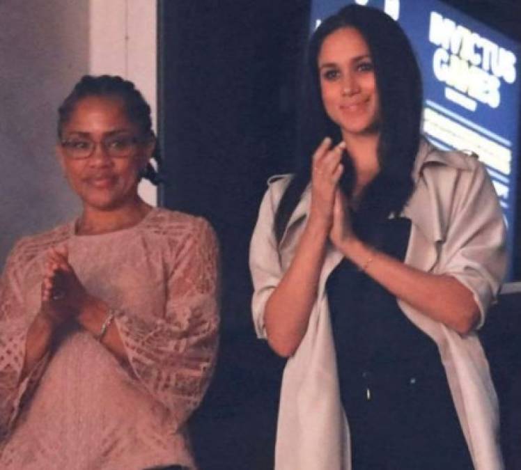 Doria Ragland<br/>Madre de la novia<br/>Asistente social y profesora de yoga, con trenzas rasta y un pendiente en la nariz, es 'un espíritu libre', en palabras de su hija Meghan. Conoció al padre de la novia cuando trabajaba como maquilladora de televisión. En 2017 corrió la maratón de Los Angeles.