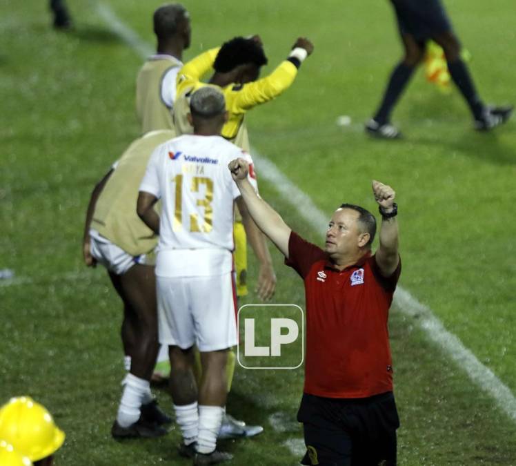 Jugadores y miembros del staff técnico del Olimpia celebrando el gol de Michaell Chirinos.