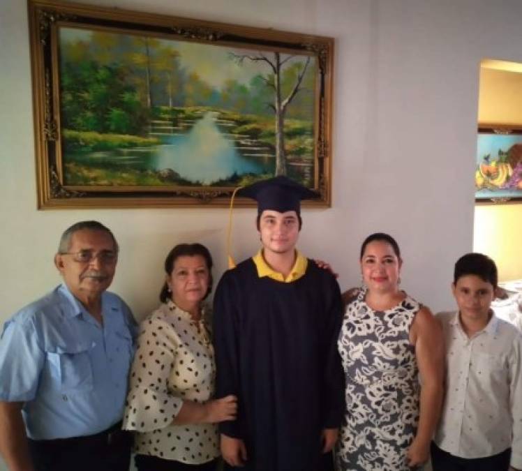 El graduado Adrián Morales con su familia.