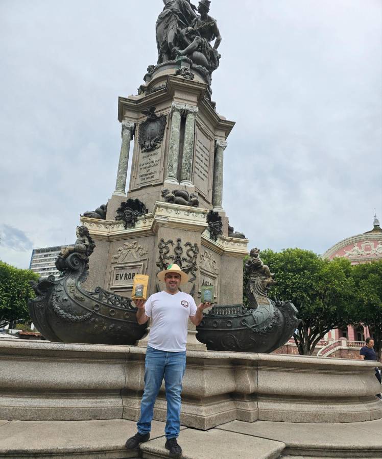 Mauricio Fajardo muestra el café que expone con orgullo en Brasil.