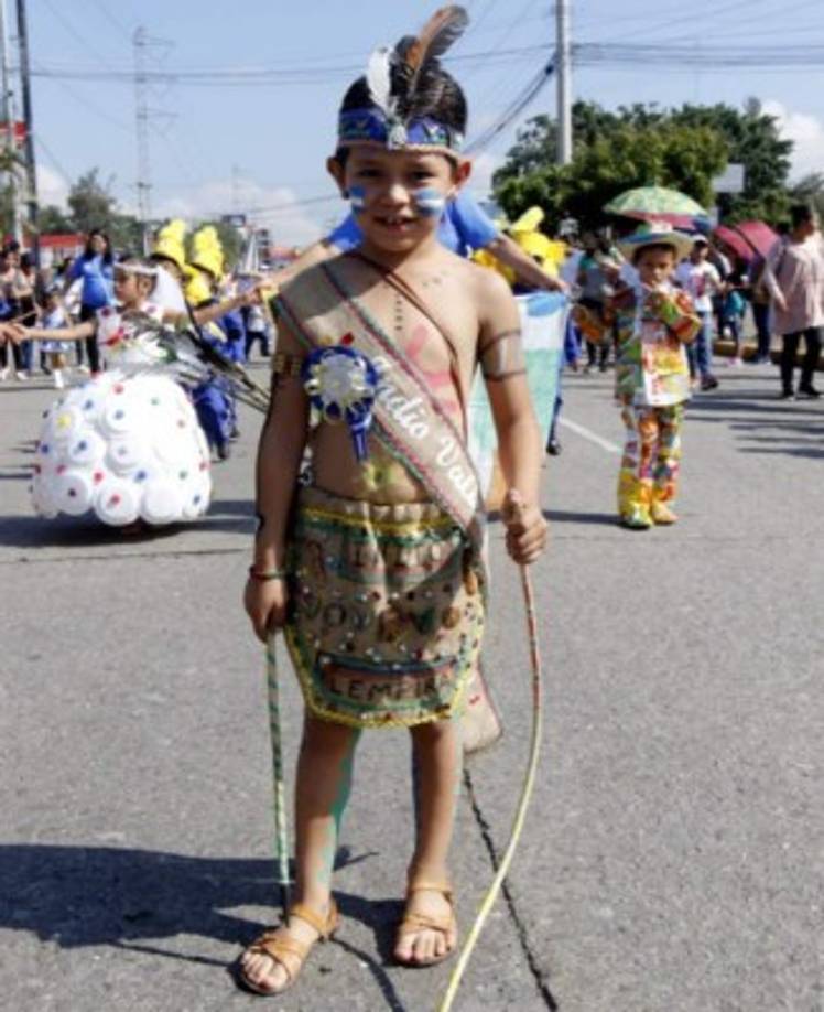Los pequeños usaron trajes elaborados a mano, que denotaron la creatividad de sus madres y maestras.