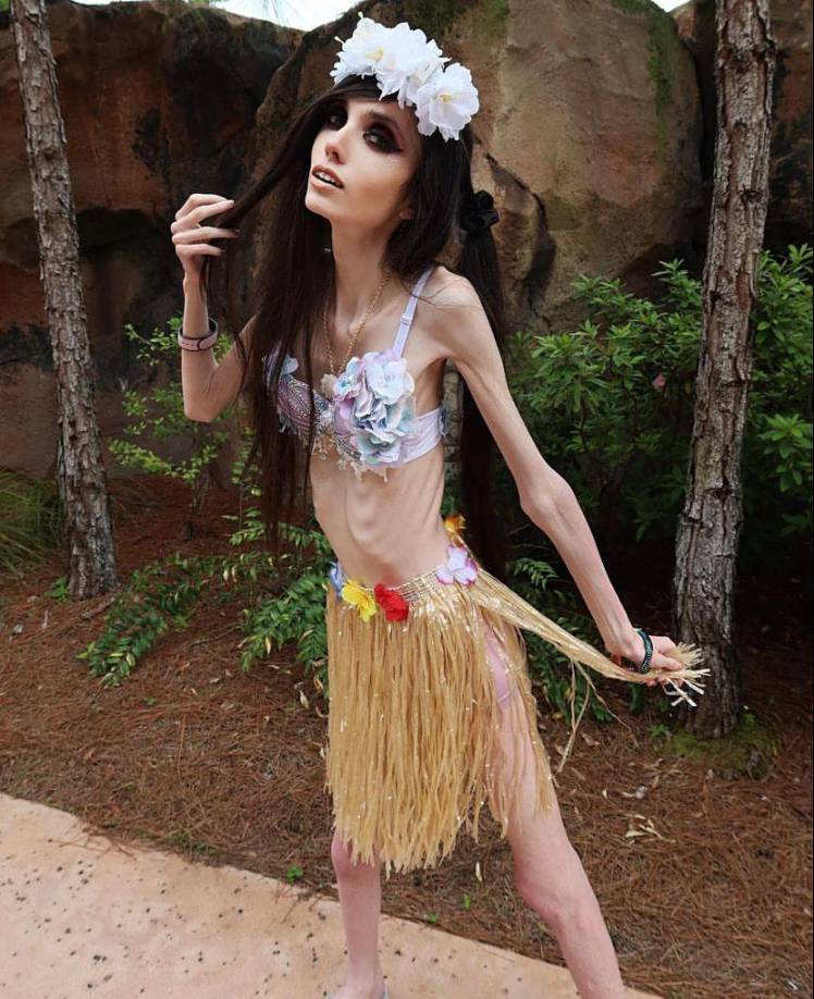 La tiktoker recuerda también como Eugenia Cooney defendió a su mamá tras los señalamientos que apuntan a que ella es la causante de su polémica apariencia para generar ingresos en las plataformas, algo que desmintió la youtuber en la conversación original con Slone.