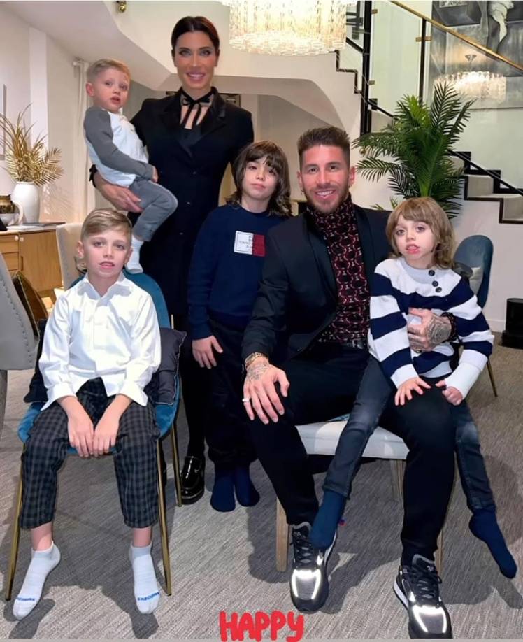 Sergio Ramos, futbolista del PSG, con su esposa Pilar Rubio y con sus hijos.