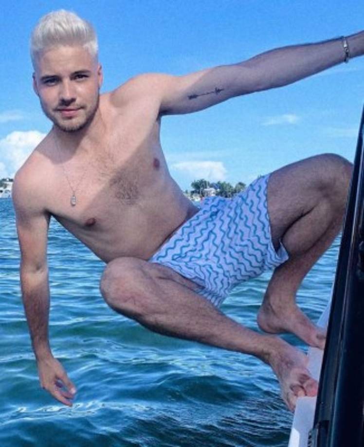 En octubre de 2019 William Valdés anunció que se pasaba a la competencia de Televisa, la cadena TV Azteca, en donde inició como presentador de redes sociales para la tercera temporada del relaity 'Exatlón México'. Actualmente se encuentra como presentador de la versión digital en La Academia 2019-2020, en donde está la hondureña Angie Flores.