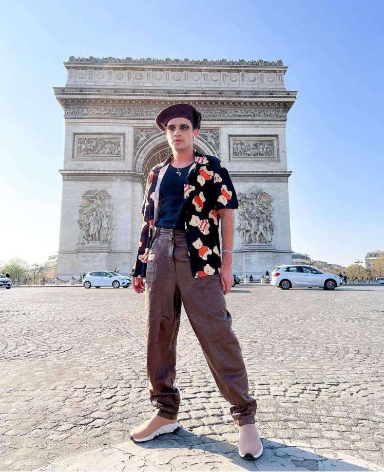 “Yo nací en los medios de comunicación y recientemente me salí de la televisión para realizar nuevos proyectos, entre ellos, mi primera película. En ella doy vida a <b>Kennet</b>, un hombre heterosexual. Ha sido un gran trabajo para mi couch de actuación sacarme ese hombre que llevo a dentro”, bromeó Caballero al respecto de su experiencia.