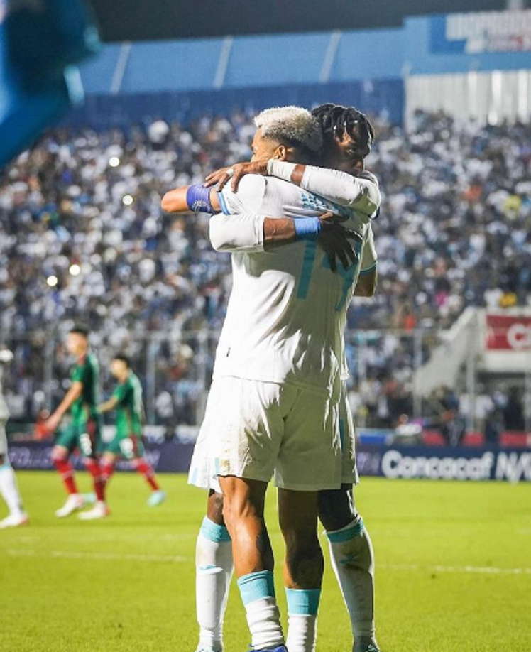Bryan Róchez, anotador del segundo gol en el duelo de ida y el primero en errar el penal ante los aztecas compartó una foto con Najar (último en fallar en la tanda): “Nos tocó cometer el error, pero salimos con la frente en alto y se que volveremos más fuerte que nunca, Gracias equipo Gracias Honduras”.