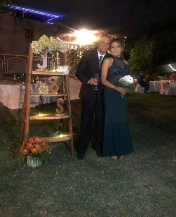 Hasta hace unas semanas la periodistas había guardado con celo la identidad de su ahora esposo debido a temas de seguridad, pero en las redes sociales ya se rumoraba que la hondureña había sido flechada por el militar que ejerce como vocero de FUSINA desde hace varios años.