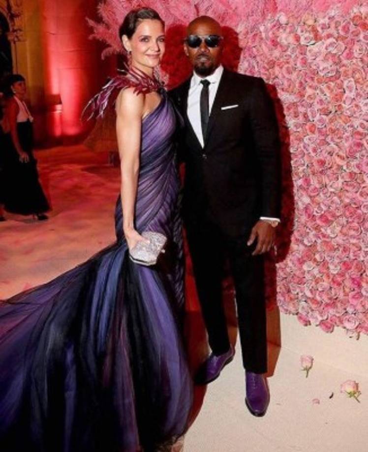 Los actores Katie Holmes y Jamie Foxx demostraron su romance en la Met Gala, esta marcó la primera vez en que lo hacen en un evento público después de seis años de relación.