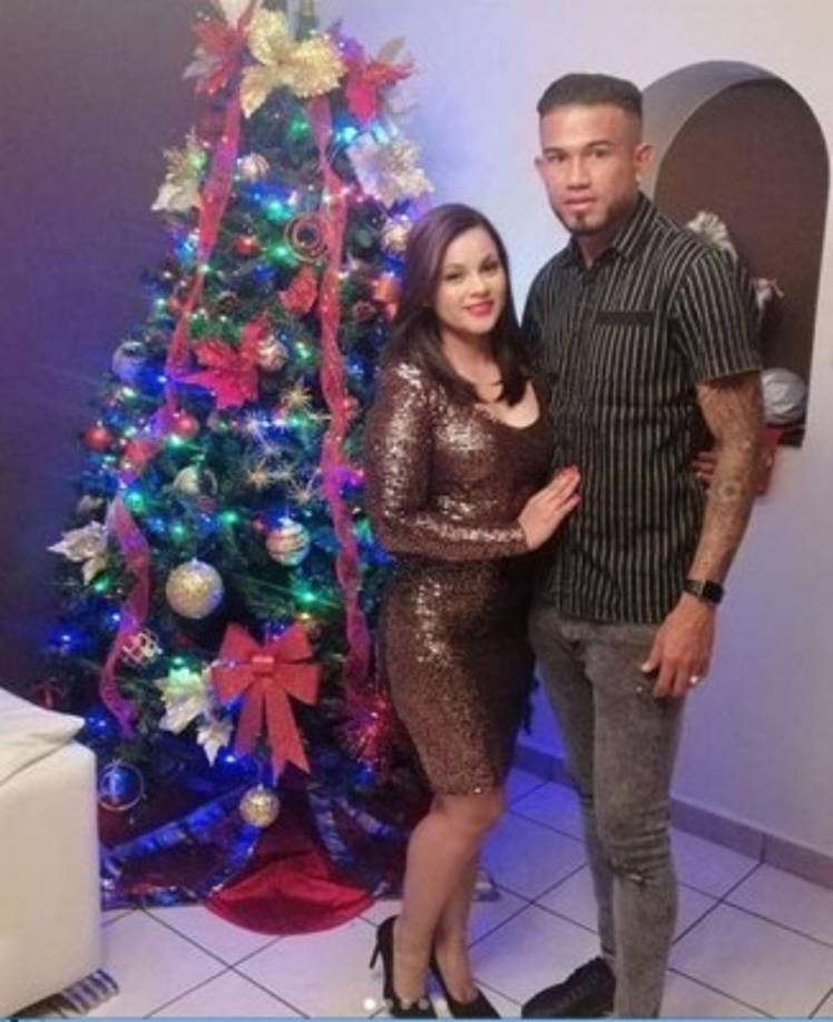 Carlos Discua: El mediocampista del Marathón junto a su esposa.