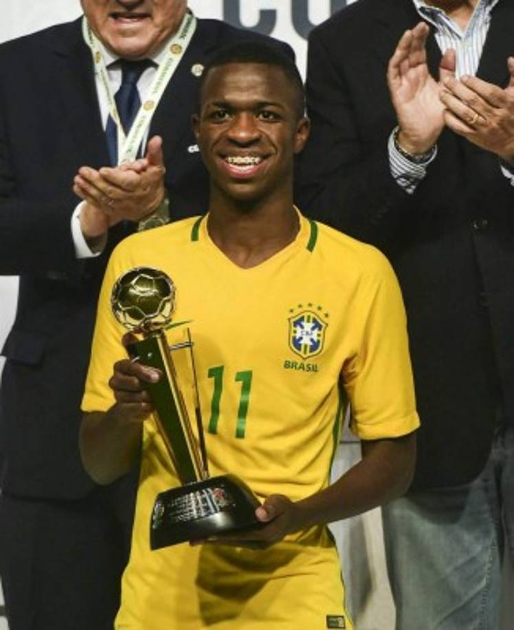 Bombazo y se desata polémica entre Barcelona y Real Madrid por el joven delantero brasileño Vinícius Junior.El club merengue había apostado muy fuerte por la nueva perla del fútbol brasileño, el delantero del Flamengo de solo 16 años y que estaba muy cerca de arrebatarle el fichaje al Barça después de ofrecer 61 millones por el jugador, que se repartirían de la siguiente forma: 45 irían para el Flamengo, 8 para el jugador como prima de fichaje y otros 8 serían de comisión para los representantes del futbolista.