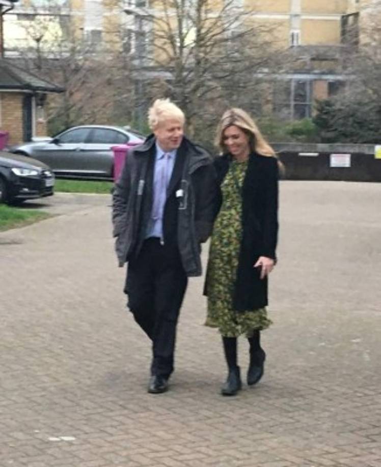 Se trata de la primera pareja no casada en vivir en Downing Street, la residencia oficial de los primeros ministros británicos.<br/><br/>Johnson, que aún sigue casado con su segunda esposa, la abogada Marina Wheeler, con la que tiene cuatro hijos, vivía en el piso de Symonds en Camberwell, en el sur de Londres.