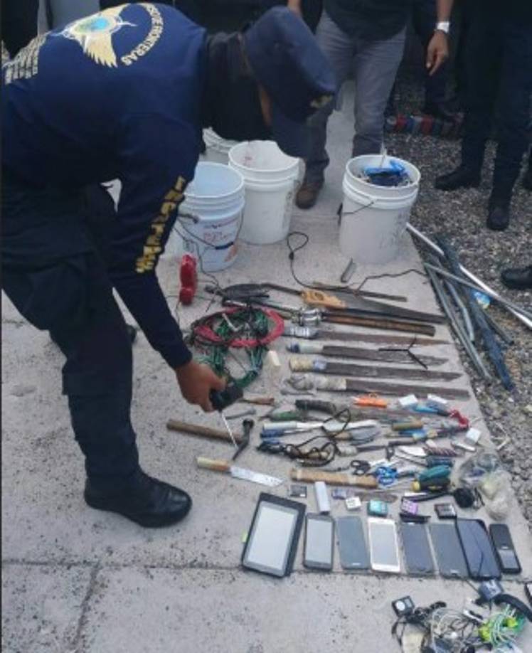 Agentes de seguridad mostraron los objetos decomisados. En los módulos de la prisión se inspeccionó con el objetivo de hallar objetos no autorizados. El Instituto Nacional Penitenciario (INP) no ha revelado detalles del decomiso.