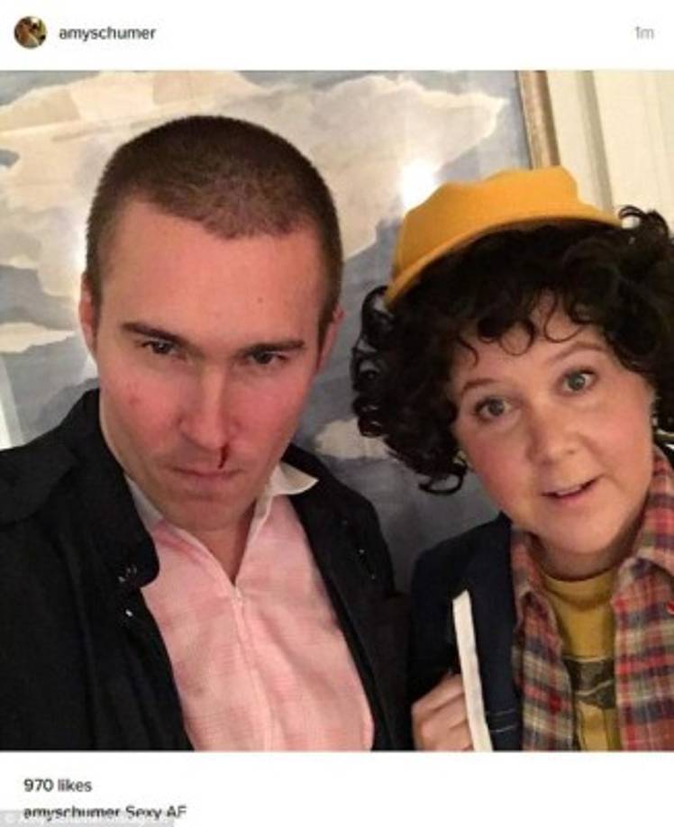 Amy Schumer y su novio Ben Hanisch visten como los personajes de Their Stranger.