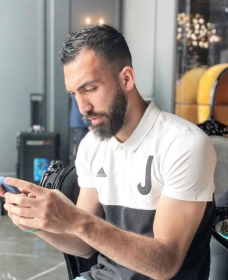 Roozbeh Cheshmi<br/><br/><br/>Rouzbeh Cheshmi (Nació en Teherán, 24 de julio de 1993) Juega en la demarcación de centrocampista para el Esteghlal FC de la Iran Pro League.