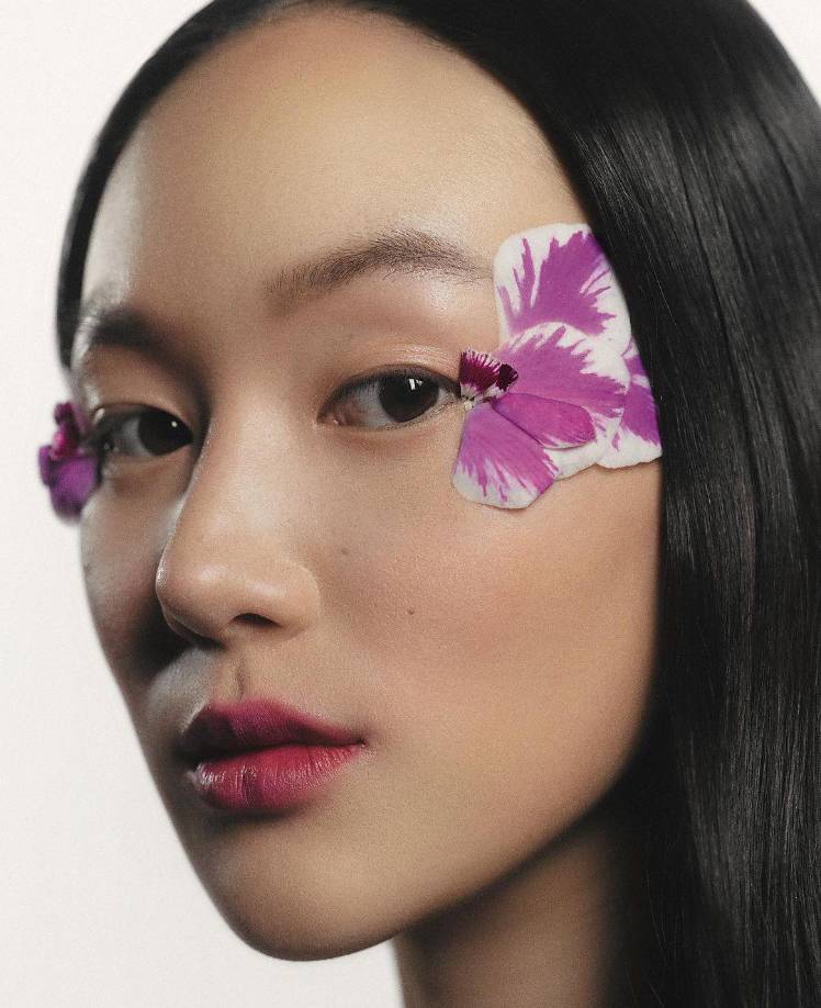 Los representantes de Netflix y Shondaland se negaron a hacer comentarios. Los representantes de Ha no respondieron de inmediato a la solicitud de comentarios. Según la sinopsis oficial, “la cuarta temporada de ‘Bridgerton’ se centra en el bohemio segundo hijo de Violet, Benedict. A pesar de que sus hermanos mayores y menores están felizmente casados, Benedict se resiste a sentar cabeza, hasta que conoce a una cautivadora Dama de Plata en el baile de máscaras organizado por su madre”.