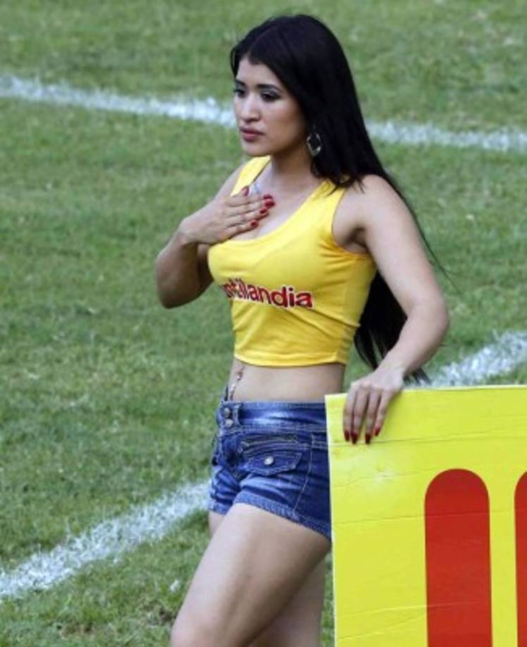Una sexy edecán en el campo del Yankel Rosenthal.