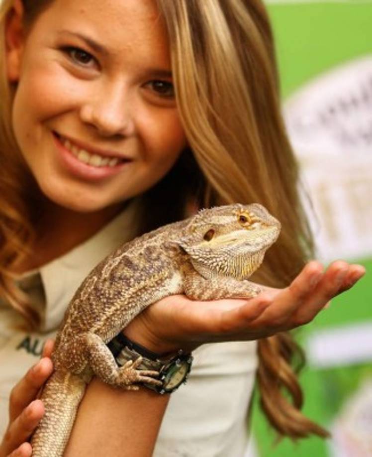 Bindi Sue Irwin nació el 24 de julio de 1998. Su nombre es en honor a dos de los animales favoritos de Steve Irwin: Bindi, una cocodrilo de agua salada y Sui, una staffordshire bull terrier que murió el 23 de junio de 2004.