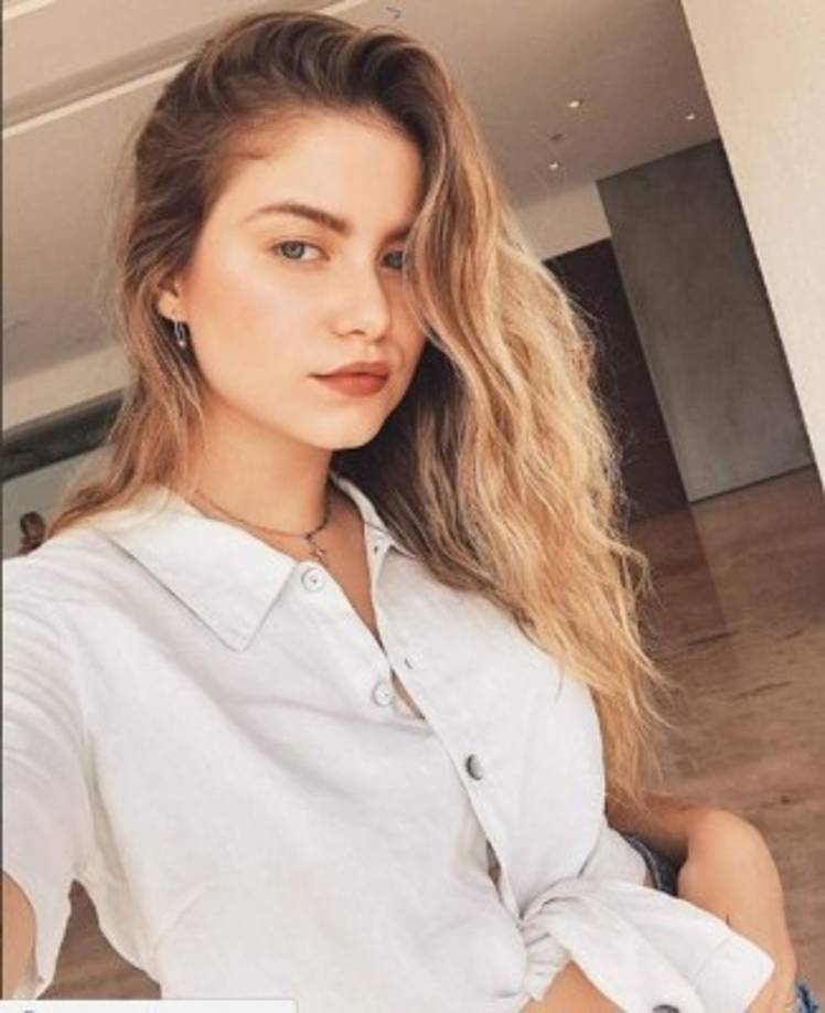 Sofía Reyes nació en la ciudad de Monterrey, pero gracias a que tuvo la oportunidad de irse a vivir a Los Ángeles comenzó a escribir canciones y trabajar con grandes personalidades.