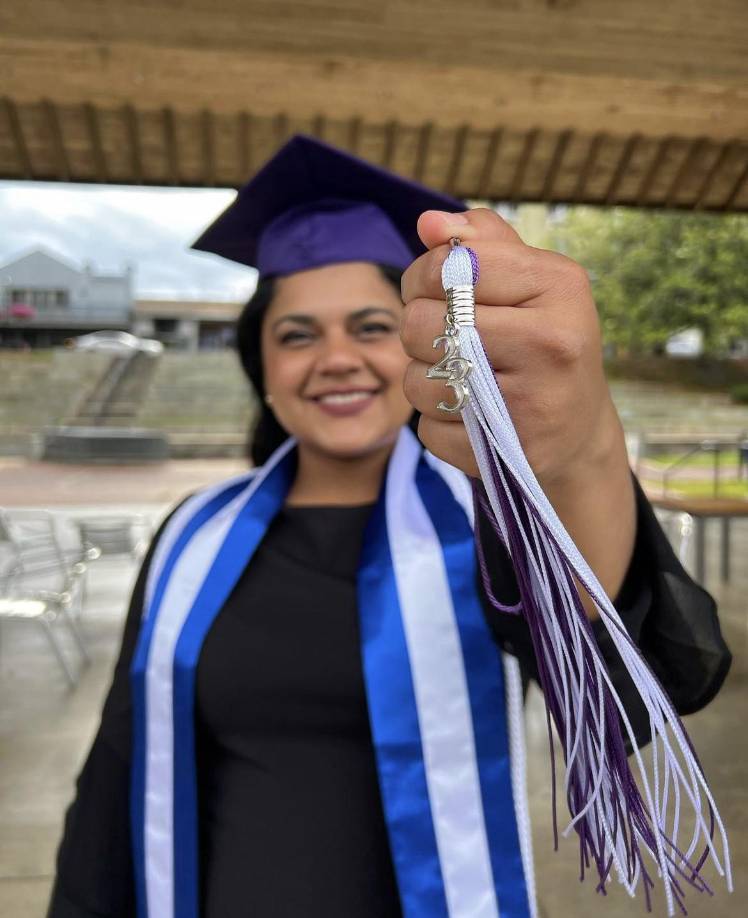 La hondureña manifestó estar agradecida con Dios por haberle permitido culminar su licenciatura y agradeció el apoyo que le ha brindado su familia.