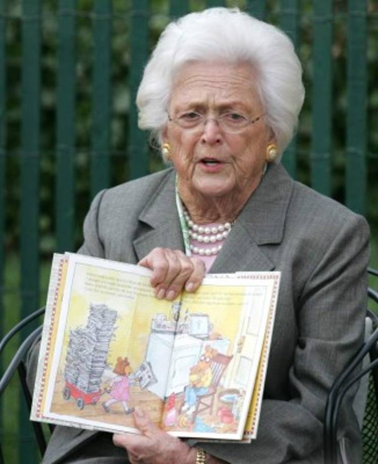 Barbara Pierce nació en junio de 1925 en el Estado de Nueva York. Conoció a George H. W. Bush a los 16 años y se casó con él tres años más tarde. Tuvieron seis hijos, entre ellos a George W. Bush, presidente de Estados Unidos entre 2001 y 2009, y a Jeb Bush, gobernador de Florida entre 1999 y 2007. Su esposo ocupó la presidencia de Estados Unidos entre 1989 y 1993.Imagen AFP.