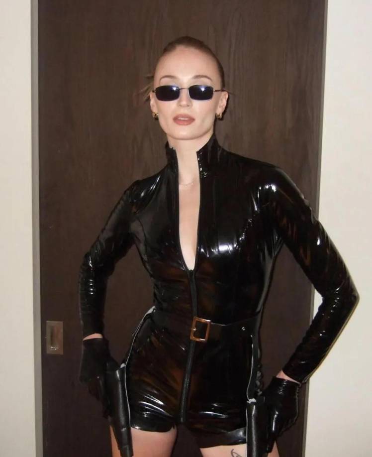 Sophie Turner, estrella de “Game of Thrones” puso un toque chic en “The Matrix” para una fiesta de Halloween.