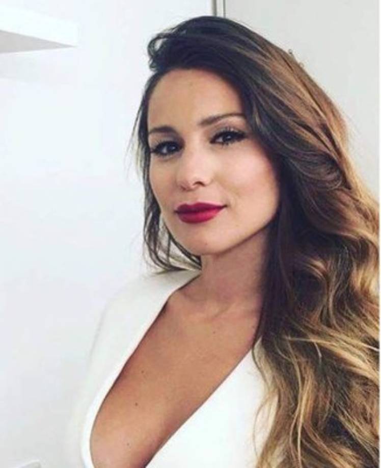 Vivió su infancia y parte de su adolescencia en su provincia natal, de la cual partió con tan sólo 17 años.