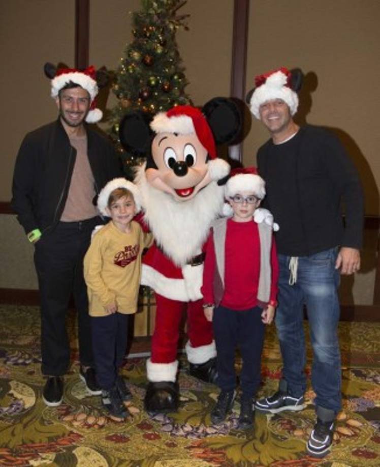 Ricky Martin visita Disney junto a sus hijo y novio.