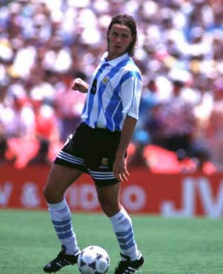 Fernando Redondo (Argentina) Habiendo ya jugado el Mundial de 1994, y con un extraordinario presente en Real Madrid, se vio envuelto en una histórica polémica con el entonces entrenador, Daniel Alberto Passarella. Éste explicó que Redondo, volante central, se negaba a jugar como mediocampista por la izquierda. <br/>Otras versiones, más fuertes, atribuyen su baja a que el entrenador obligaba a los jugadores a cortarse el pelo, condición que el zurdo volante no aceptó.
