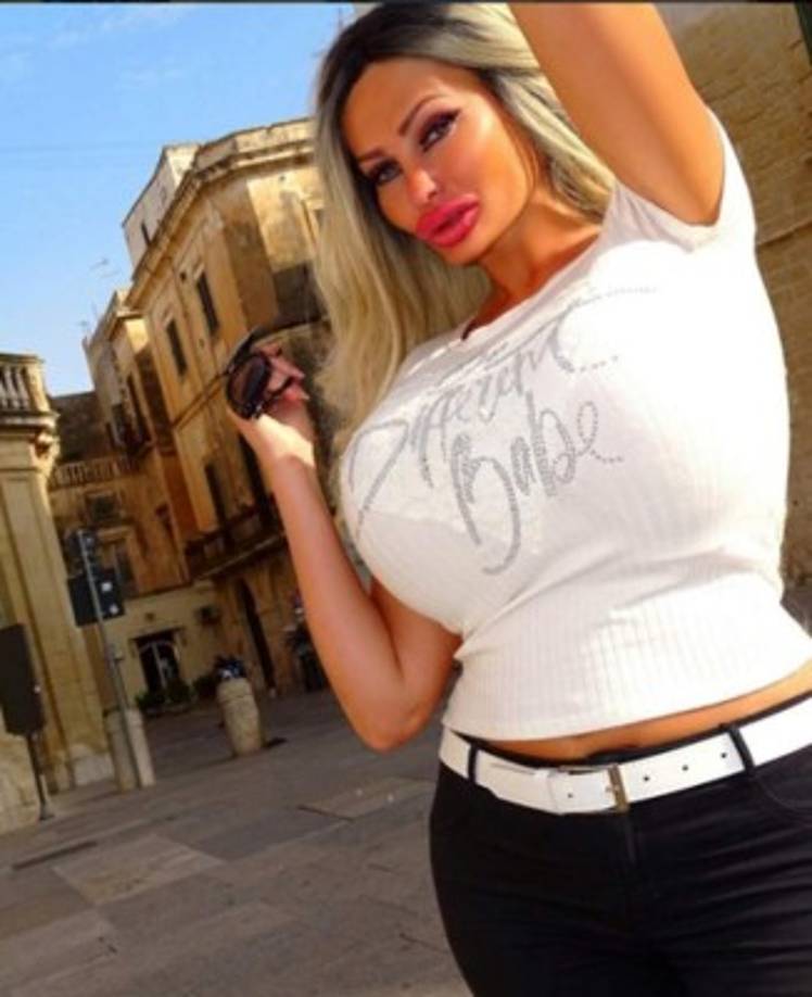 Ella dice que ama la atención y que nunca había sido feliz antes de su transformación.