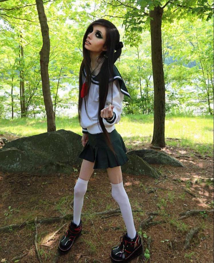Eugenia Cooney es toda una celebridad de internet en Estados Unidos. Querida y apoyada por muchos, pero también criticada por otros debido a su delgadez extrema con la que algunos creen que promueve la anorexia ya que su peso no sobrepasa los 27 kilogramos a sus 29 años.