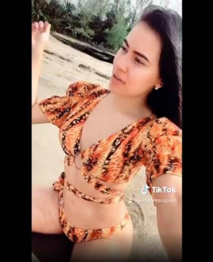 La grabación hecha para su cuenta en Tik Tok, muestra a Alejandra bailando y cantando 'la cuernduda eres tu', una versión poco feminista del himno hecho por Las Tesis.