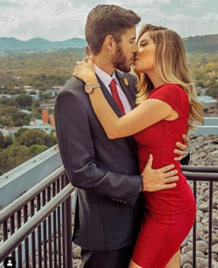 La presentadora también confirmó su relación con el español.